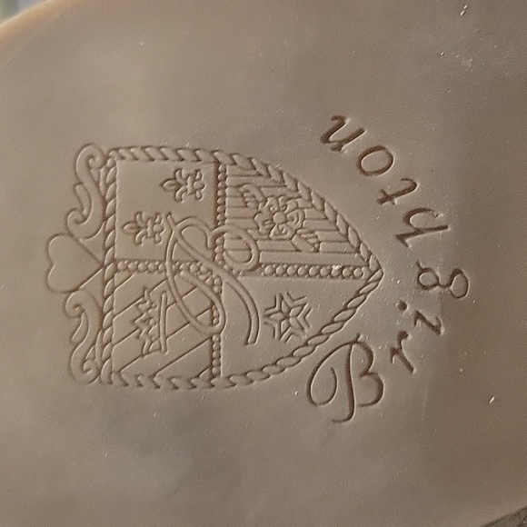 Brighton Sz7 Women's Tan Sandals Silver tone bird, scrollwork, floral emblem - Picture 7 of 7